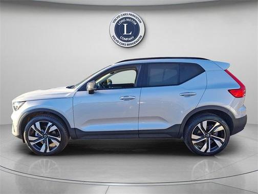 2025 Volvo XC40 B5 Plus Dark Theme