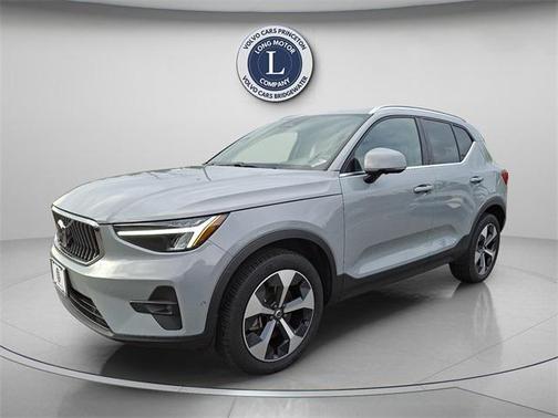 2025 Volvo XC40 B5 Plus Bright Theme