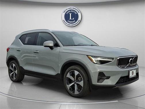 2025 Volvo XC40 B5 Plus Bright Theme