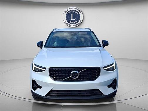 2025 Volvo XC40 B5 Plus Dark Theme