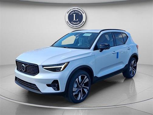 2025 Volvo XC40 B5 Plus Dark Theme
