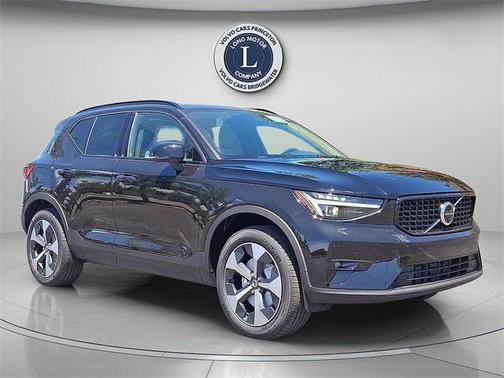 2025 Volvo XC40 B5 Plus Dark Theme