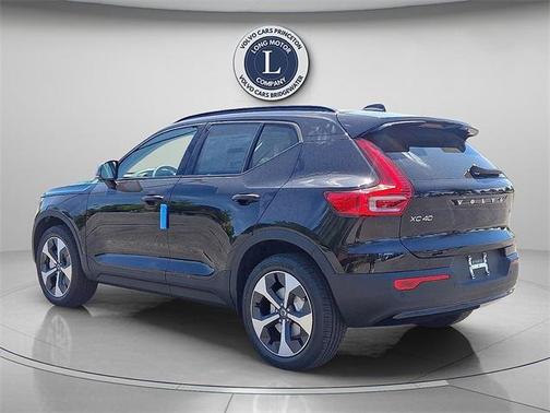 2025 Volvo XC40 B5 Plus Dark Theme