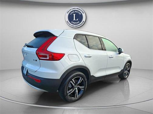 2025 Volvo XC40 B5 Core Bright Theme