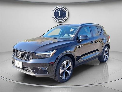 2025 Volvo XC40 B5 Plus Dark Theme