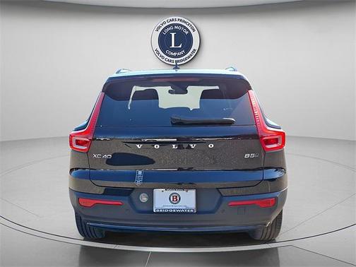 2025 Volvo XC40 B5 Plus Dark Theme
