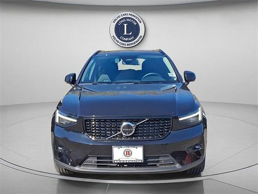 2025 Volvo XC40 B5 Plus Dark Theme