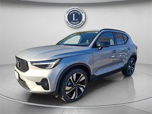 2025 Volvo XC40 B5 Plus Dark Theme