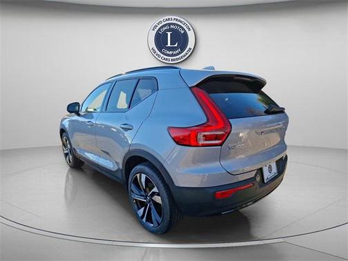 2025 Volvo XC40 B5 Plus Dark Theme
