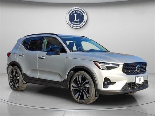 2025 Volvo XC40 B5 Plus Dark Theme