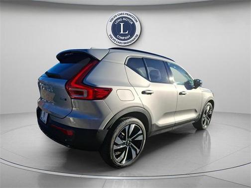 2025 Volvo XC40 B5 Plus Dark Theme