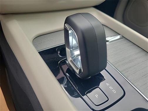 2025 Volvo XC60 Plug-In Hybrid T8 Plus