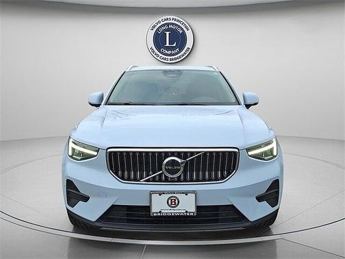 2025 Volvo XC40 Core