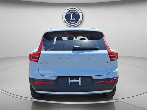 2025 Volvo XC40 B5 Core Bright Theme