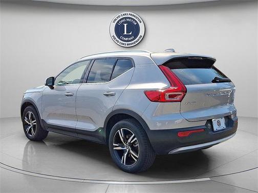 2025 Volvo XC40 B5 Core Bright Theme