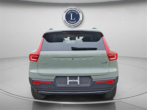 2025 Volvo XC40 B5 Ultra Dark Theme