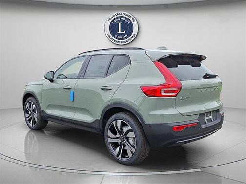 2025 Volvo XC40 B5 Ultra Dark Theme