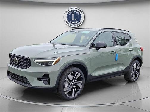 2025 Volvo XC40 B5 Ultra Dark Theme