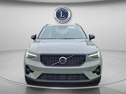 2025 Volvo XC40 B5 Ultra Dark Theme