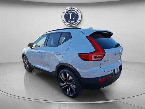 2025 Volvo XC40 B5 Plus Dark Theme