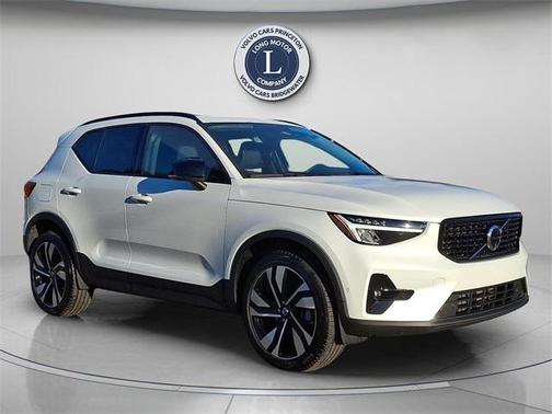 2025 Volvo XC40 B5 Plus Dark Theme