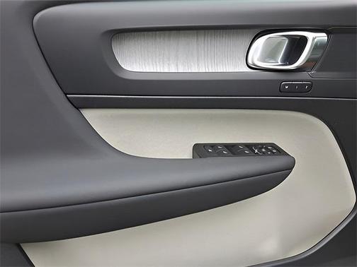 2025 Volvo XC40 B5 Plus Bright Theme