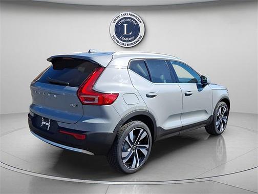 2025 Volvo XC40 B5 Plus Bright Theme
