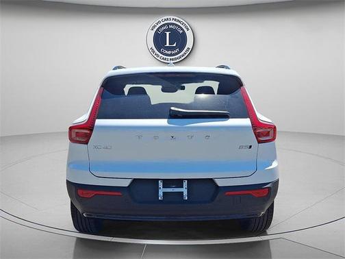 2025 Volvo XC40 B5 Plus Dark Theme