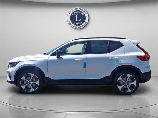2025 Volvo XC40 B5 Plus Dark Theme