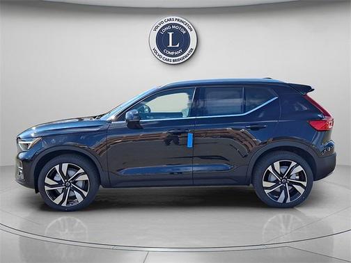 2025 Volvo XC40 B5 Ultra Bright Theme