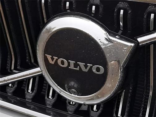2025 Volvo XC40 B5 Ultra Bright Theme