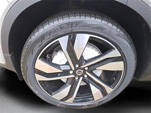 2025 Volvo XC40 B5 Ultra Bright Theme