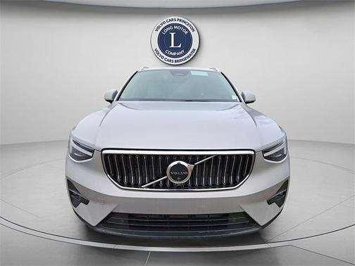 2025 Volvo XC40 B5 Ultra Bright Theme