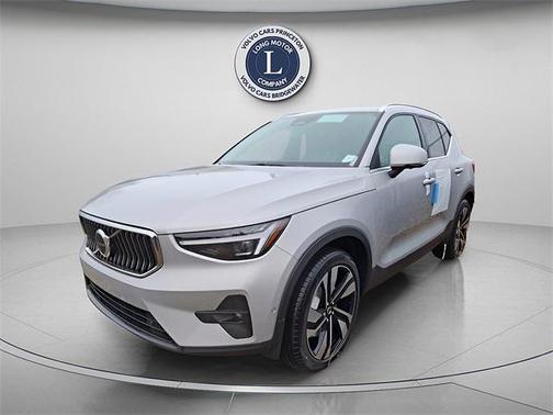 2025 Volvo XC40 B5 Ultra Bright Theme