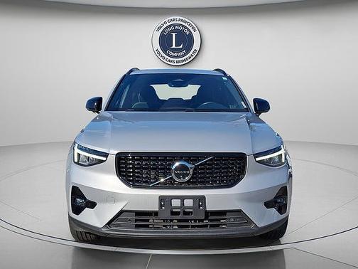 Silver Dawn 2025 Volvo XC40 Plus