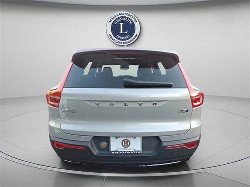 2025 Volvo XC40 B5 Plus Dark Theme