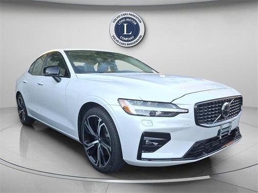 2024 Volvo S60 B5 Core Dark Theme