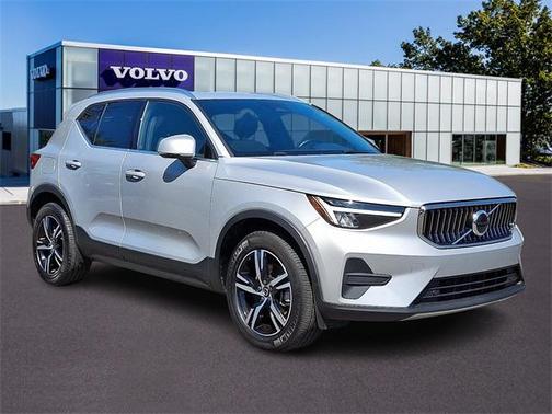2025 Volvo XC40 B5 Core Bright Theme