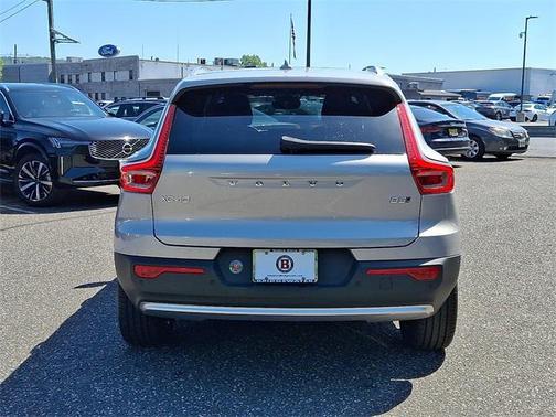 2025 Volvo XC40 B5 Core Bright Theme