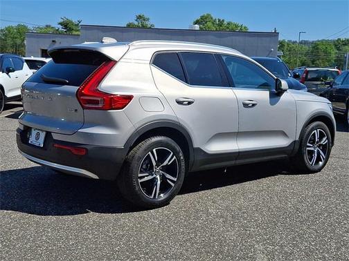 2025 Volvo XC40 B5 Core Bright Theme