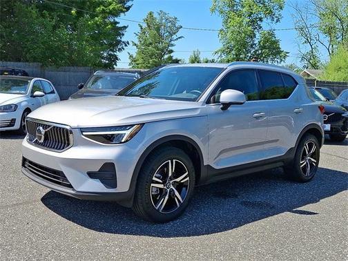 2025 Volvo XC40 B5 Core Bright Theme