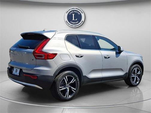 2025 Volvo XC40 B5 Core Bright Theme