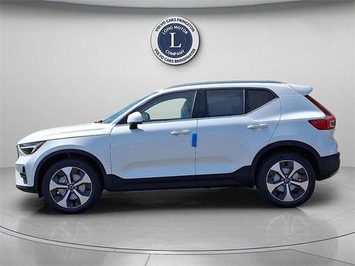 2025 Volvo XC40 B5 Core Bright Theme