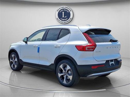 2025 Volvo XC40 B5 Core Bright Theme