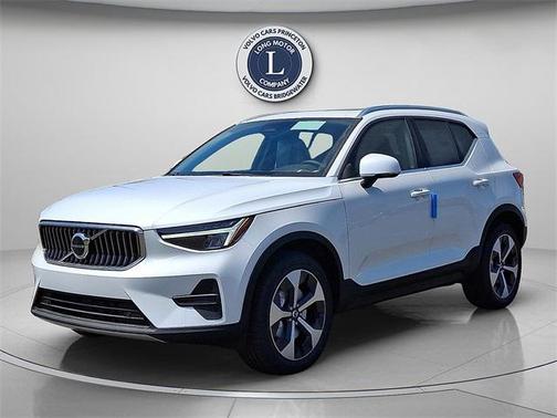 2025 Volvo XC40 B5 Core Bright Theme