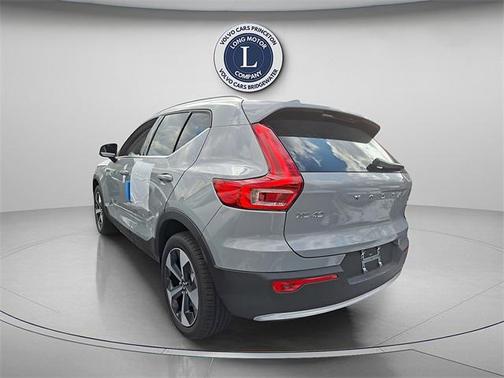 2025 Volvo XC40 B5 Core Bright Theme