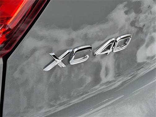 2025 Volvo XC40 B5 Core Bright Theme