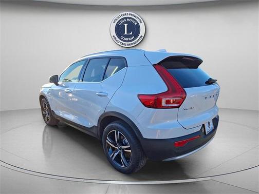 2025 Volvo XC40 B5 Core Bright Theme