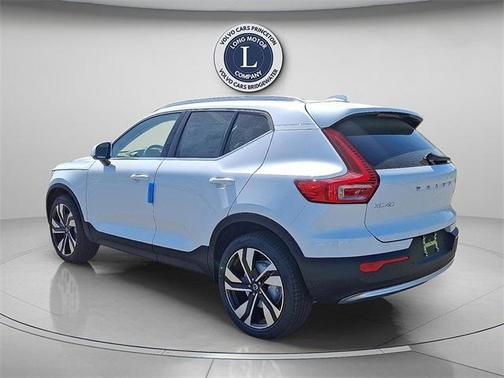 2025 Volvo XC40 B5 Ultra Bright Theme