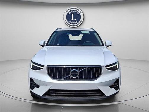 2025 Volvo XC40 B5 Ultra Bright Theme